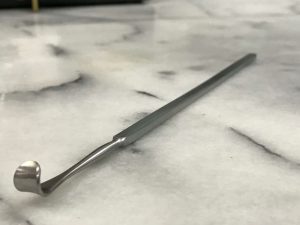 SURGICO CUSHING RETRACTOR 15-172-08 (2)